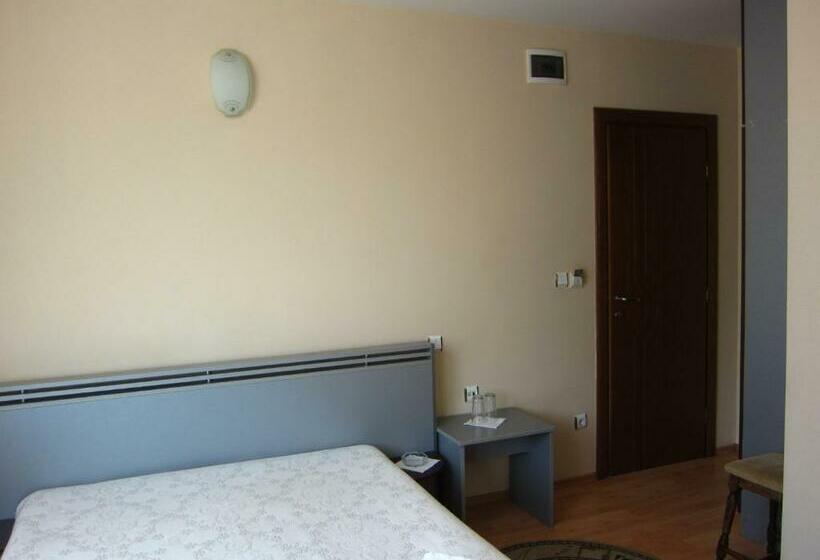 اتاق استاندارد سه تخته با بالکن, Family Hotel Bistritsa