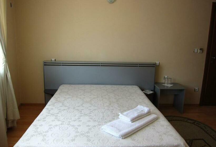 اتاق استاندارد سه تخته با بالکن, Family Hotel Bistritsa