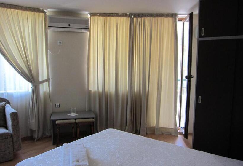 اتاق استاندارد سه تخته با بالکن, Family Hotel Bistritsa