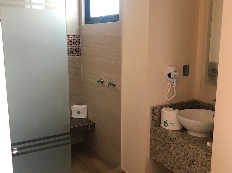 اتاق استاندارد سه نفره, Jard Inn Adult Only