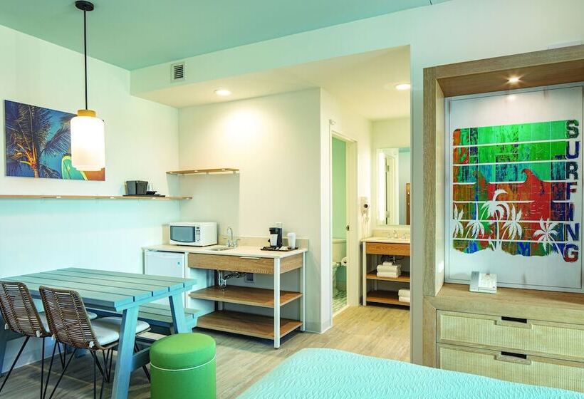 2 Bedroom Suite Pool View, Universal’s Endless Summer Resort – Dockside Inn And Suites