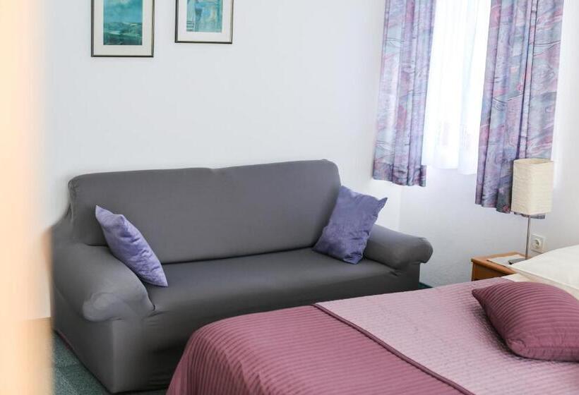 اتاق استاندارد چهارنفره با بالکن, Vila Romana