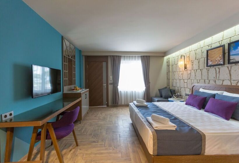 اتاق لوکس با چشم‌انداز باغ, Risus Beach Resort