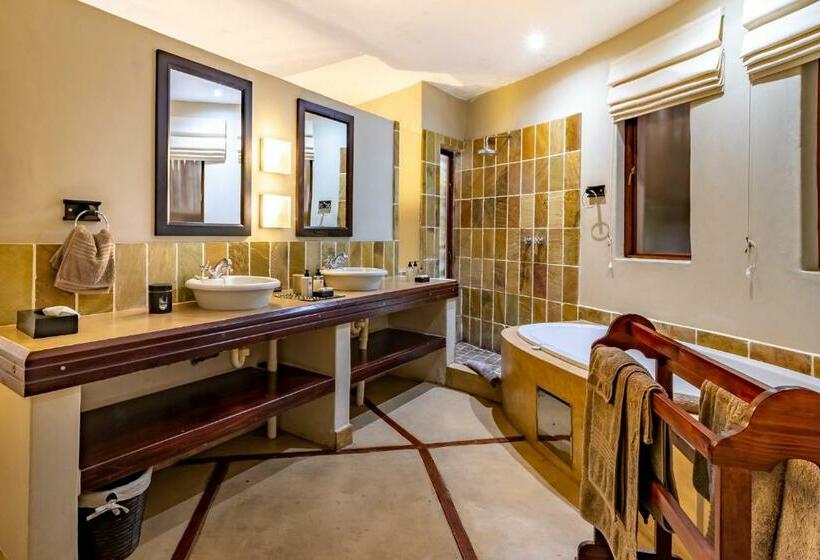 Deluxe Suite King Bed, Blue Jay Lodge