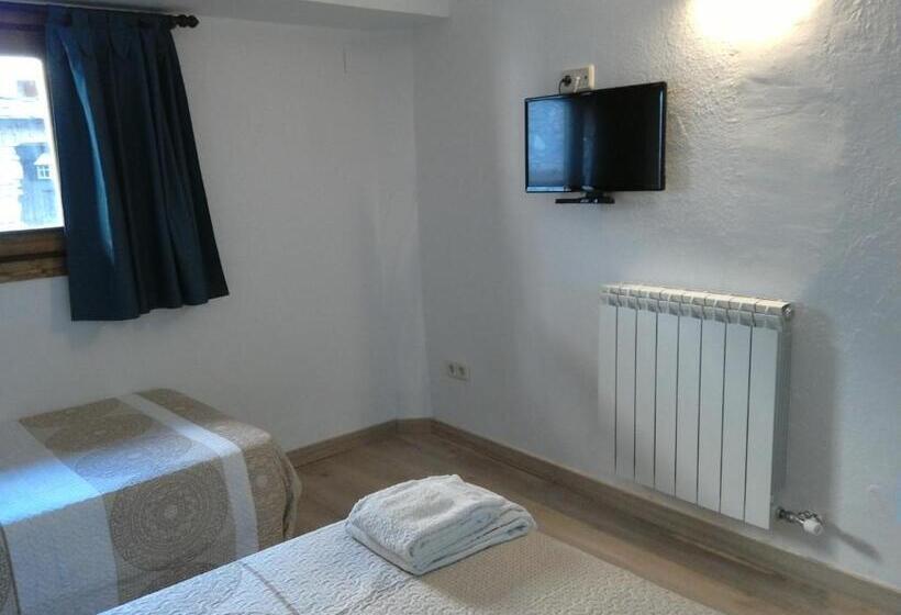 اتاق استاندارد سه نفره, Pensió I Apartaments La Bordeta