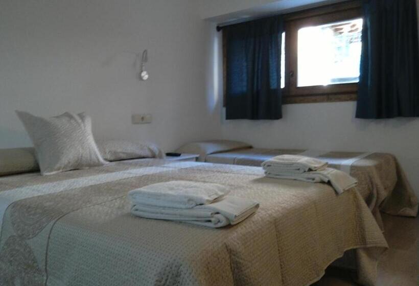 اتاق استاندارد سه نفره, Pensió I Apartaments La Bordeta