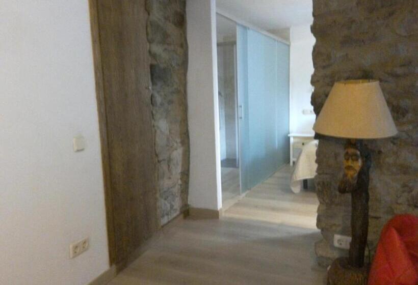 اتاق استاندارد سه نفره, Pensió I Apartaments La Bordeta
