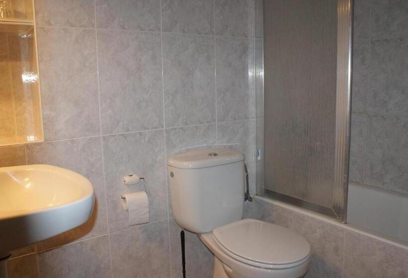 اتاق استاندارد سه نفره, Pensió I Apartament Torrent