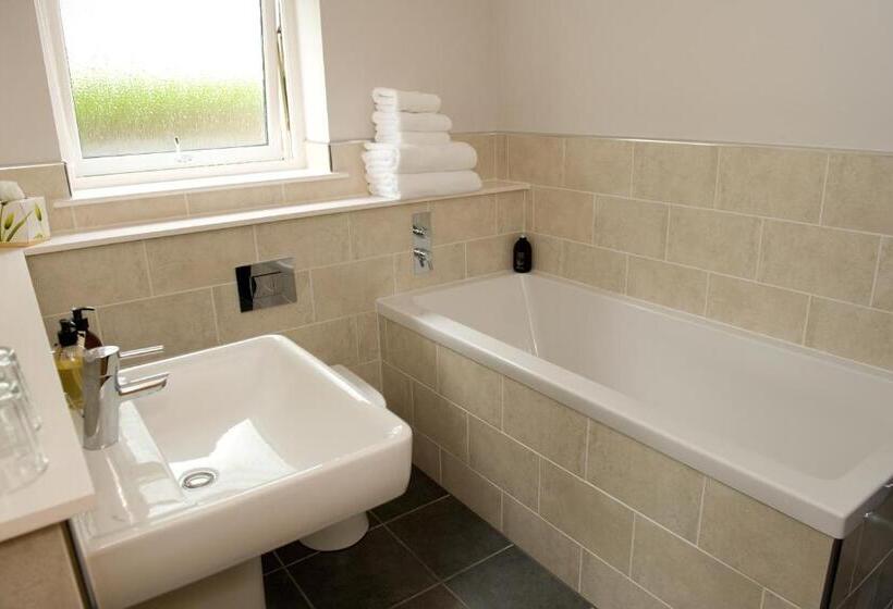 اتاق سوپریور با تخت بزرگ, Sandown House