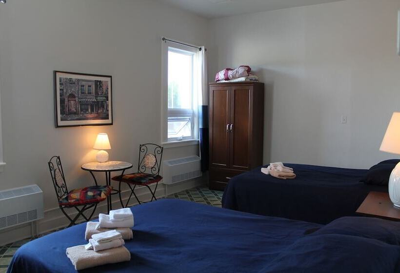 اتاق استاندارد چهارنفره با سرویس بهداشتی مشترک, Auberge La Petite école De Forillon