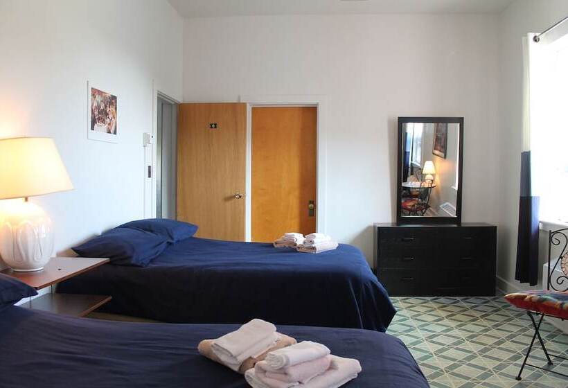 اتاق استاندارد چهارنفره با سرویس بهداشتی مشترک, Auberge La Petite école De Forillon