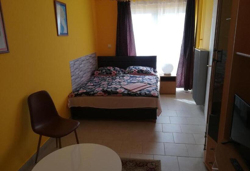 استودیوی استاندارد, Tarr Tímea Apartmanok