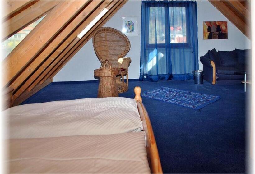 اتاق استاندارد سه نفره, Pension Deifel