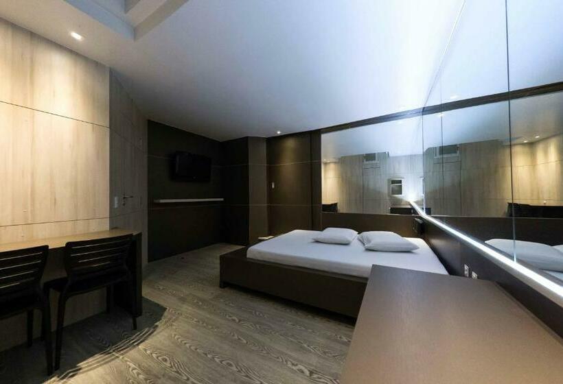 سوئیت با وان آب گرم, Snob Motel