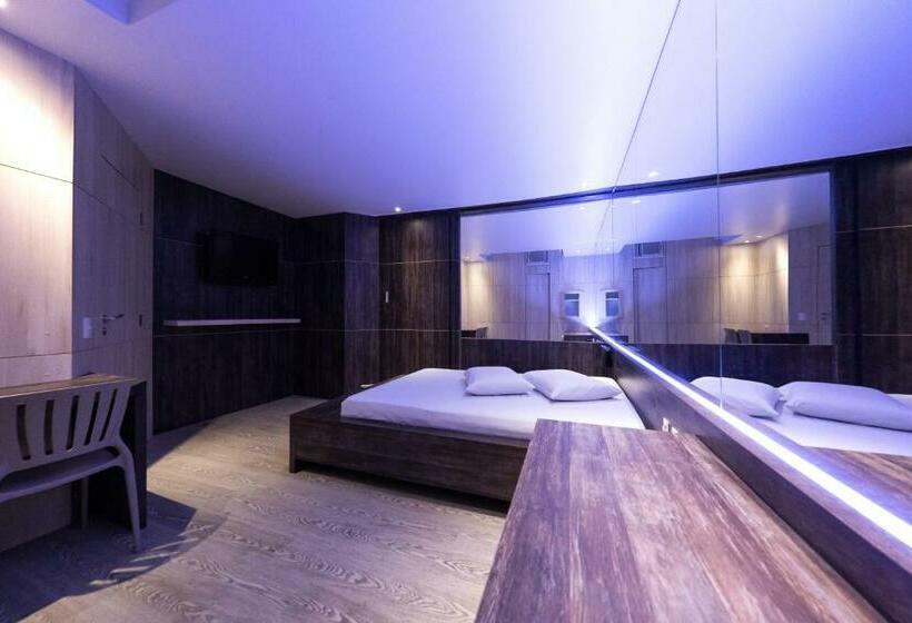 سوئیت با وان آب گرم, Snob Motel