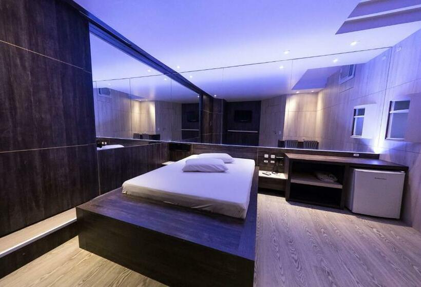 سوئیت با وان آب گرم, Snob Motel