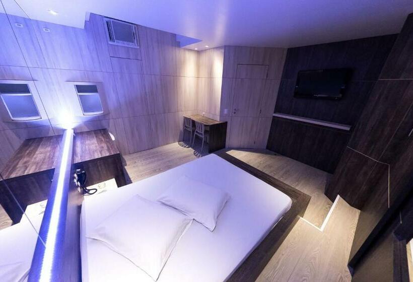 سوئیت با وان آب گرم, Snob Motel