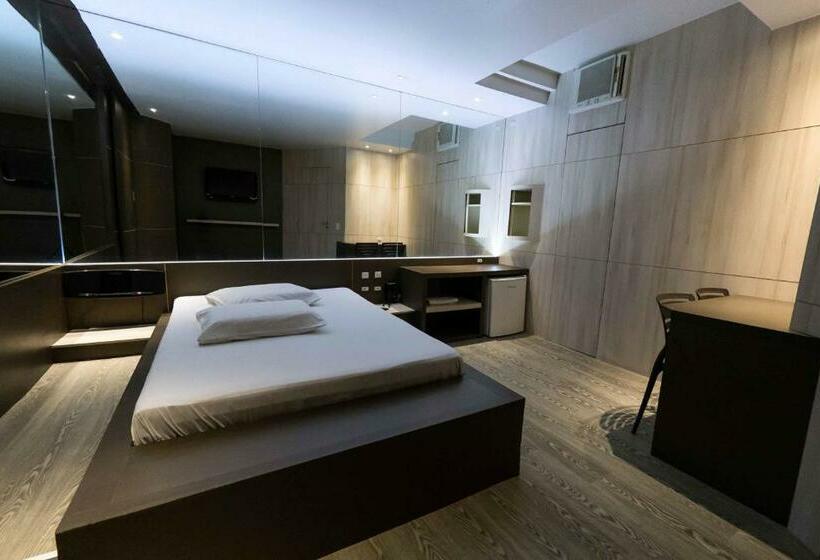 سوئیت با وان آب گرم, Snob Motel