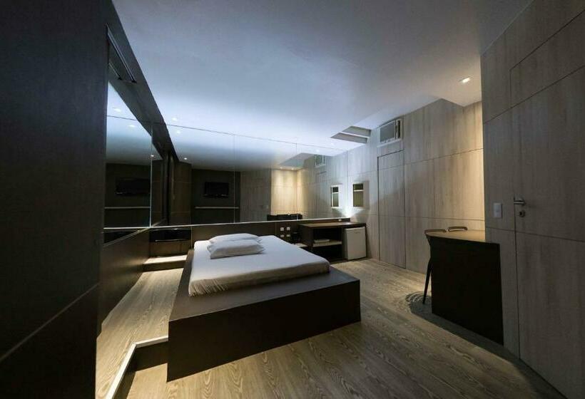 سوئیت با وان آب گرم, Snob Motel