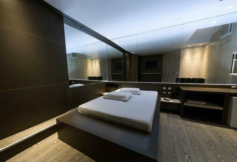 سوئیت با وان آب گرم, Snob Motel
