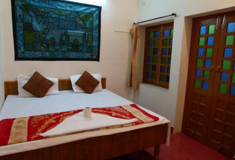 اتاق لوکس, Gajanand Guest House