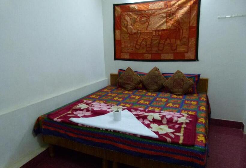 اتاق لوکس, Gajanand Guest House