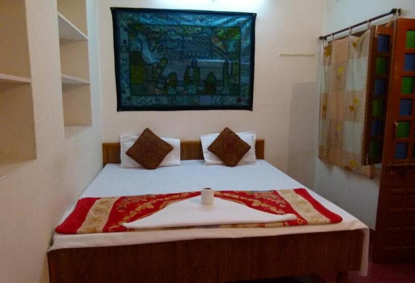 اتاق لوکس, Gajanand Guest House