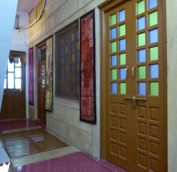اتاق لوکس, Gajanand Guest House