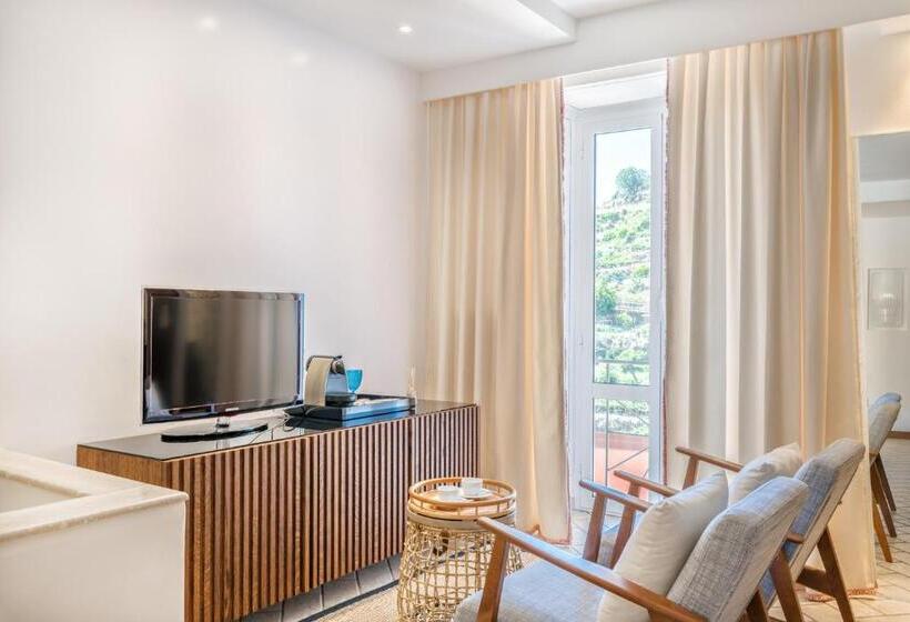سوییت جونیور با چشم‌انداز دریا, La Torretta Lodge