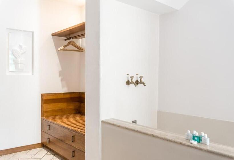 سوییت جونیور با چشم‌انداز دریا, La Torretta Lodge