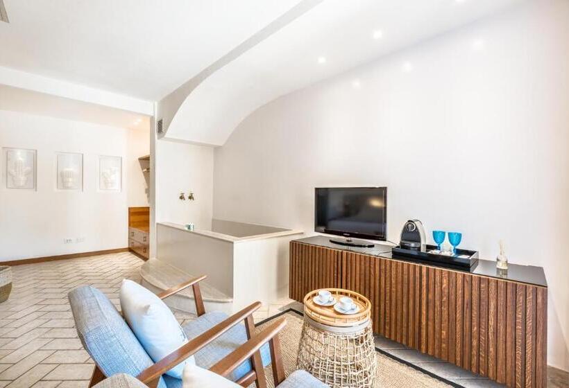 سوییت جونیور با چشم‌انداز دریا, La Torretta Lodge