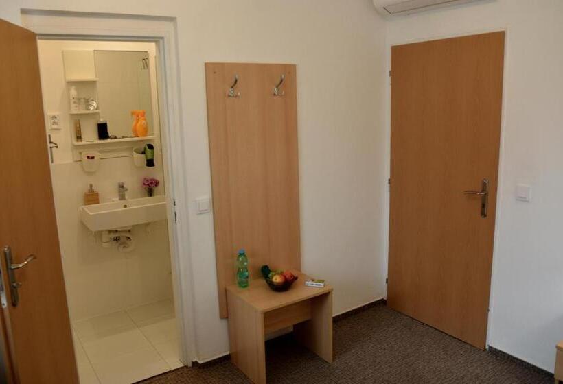 اتاق یک تخته با چشمانداز باغ, Wellness Vila Bohemia