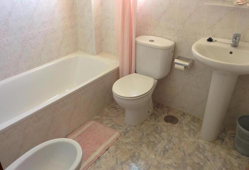اتاق استاندارد سه نفره, Pensión Egea Ii