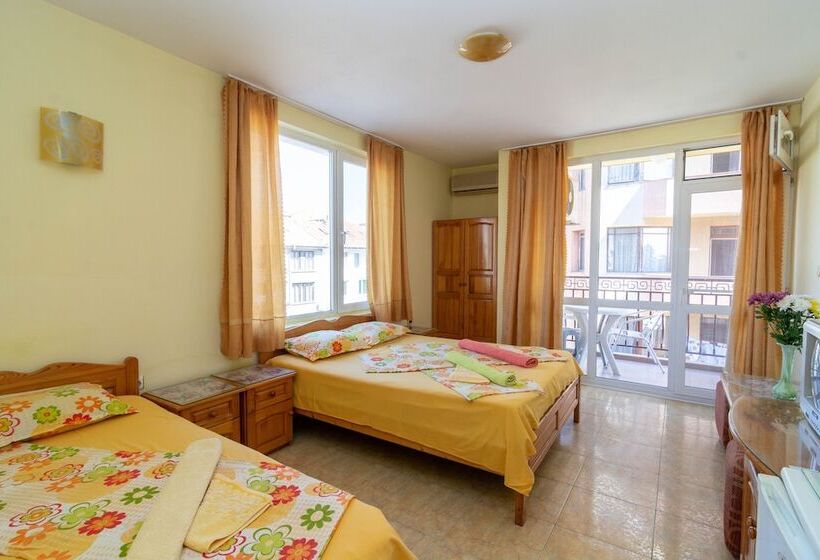 اتاق استاندارد سه تخته با بالکن, Fener Guest House