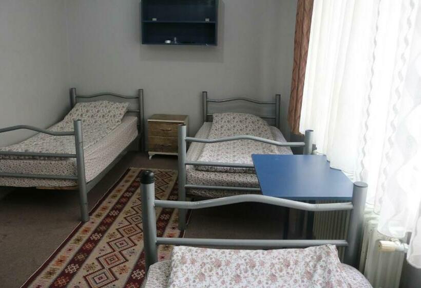 اتاق استاندارد سه نفره, Zafer Hostel