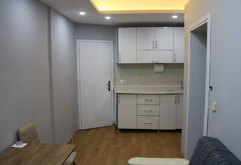 سوییت لوکس, Zafer Hostel