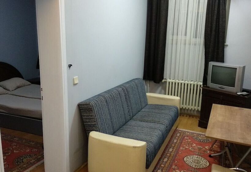 سوییت لوکس, Zafer Hostel