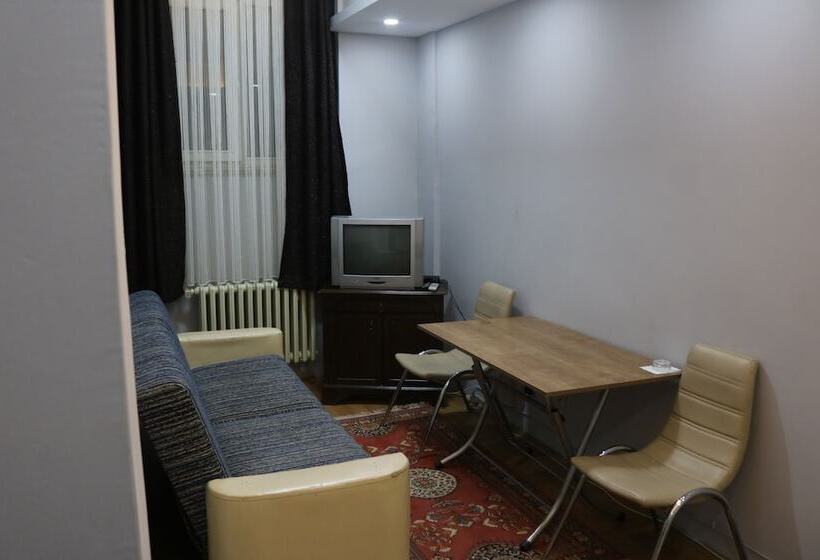 سوییت لوکس, Zafer Hostel