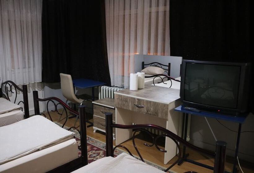 اتاق خانوادگی, Zafer Hostel