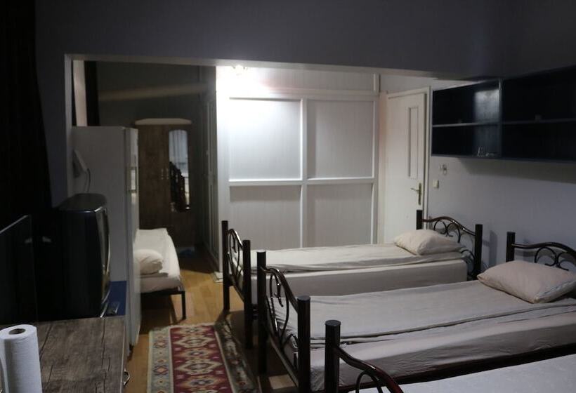 اتاق خانوادگی, Zafer Hostel