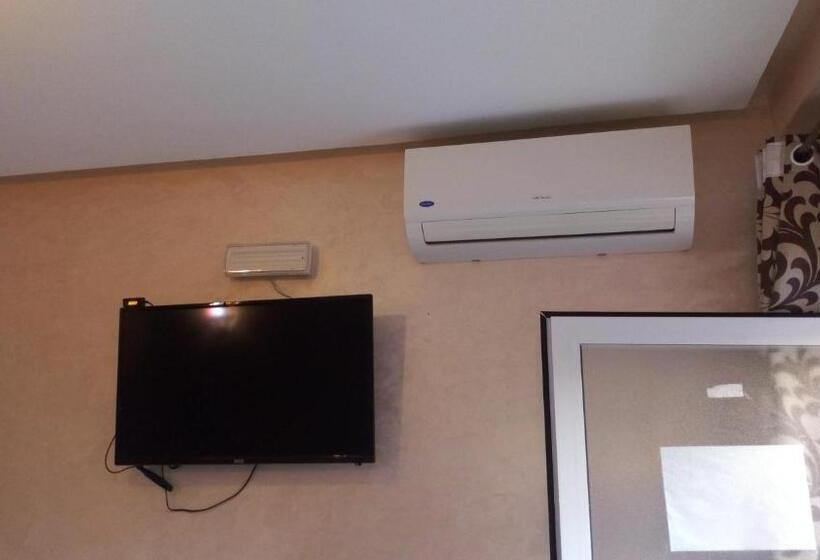 اتاق استاندارد با چشم‌انداز استخر, Mirleft Tayought Guest House