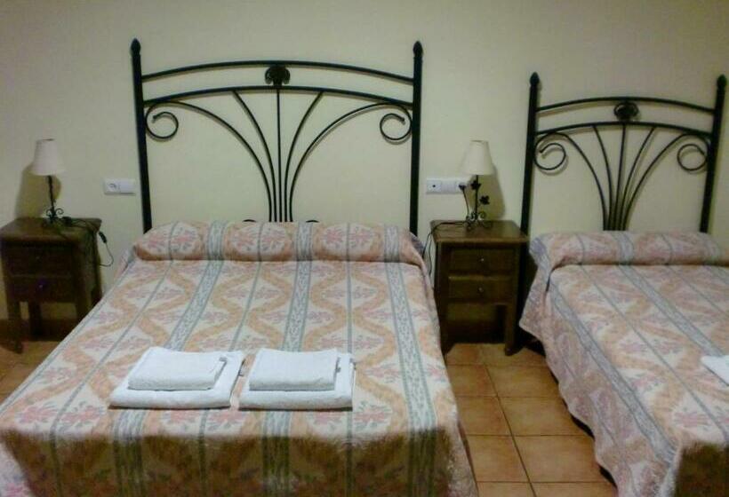 اتاق استاندارد سه نفره, Hostal Las Tres Jotas