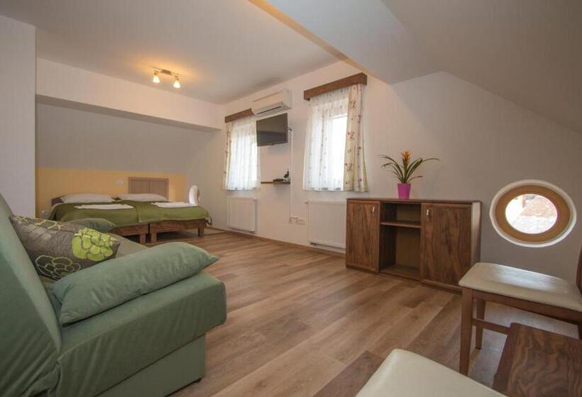 اتاق استاندارد چهار تخته, Tourist Farm Megušar