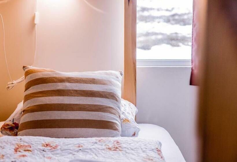 اتاق خانوادگی با سرویس بهداشتی مشترک, Hlid Hostel