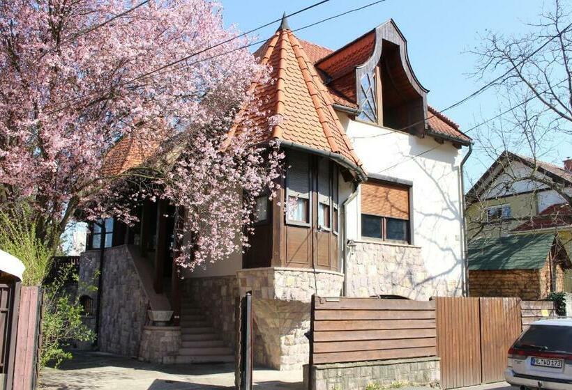 اتاق استاندارد چهارنفره با سرویس بهداشتی مشترک, Tulipán Vendégház