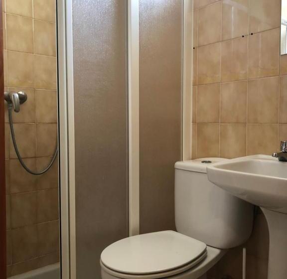 اتاق استاندارد سه نفره, Ochomin Hostel