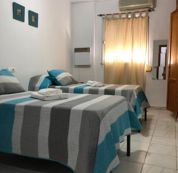 اتاق استاندارد سه نفره, Ochomin Hostel