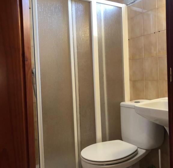 اتاق استاندارد سه نفره, Ochomin Hostel