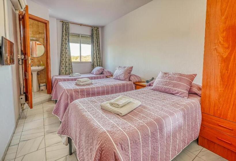 اتاق استاندارد سه نفره, Ochomin Hostel