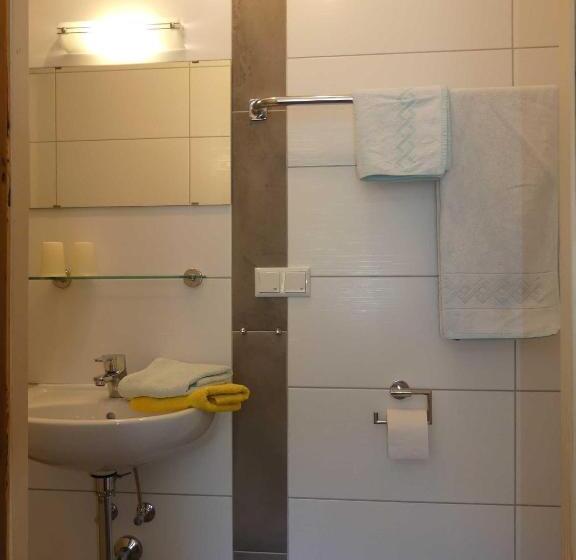 اتاق استاندارد سه نفره, Pension Holzerstube